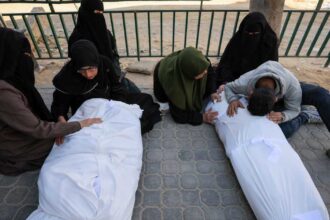 8 قتلى في غارة إسرائيلية وسط غزة