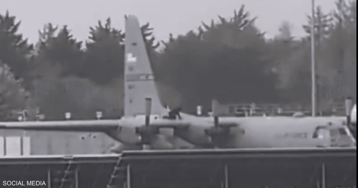 فيديو.. رجل يخرب طائرة عسكرية أميركية في أيرلندا بآلة حادة