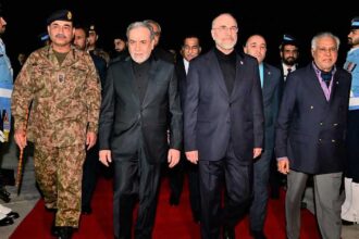 الوفد الإيراني يجتمع مع رئيس وزراء باكستان شهباز شريف اليوم