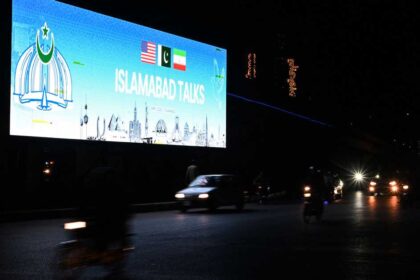 تعثر في مفاوضات أميركا وإيران بسبب"هرمز" وترامب يبادر بفتحه