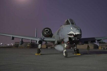 مضاعفة أعداد "إيه 10".. ماذا تعني لخطط الحرب على إيران؟