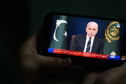 رئيس وزراء باكستان: المحادثات لم تمت لكنها في حالة جمود