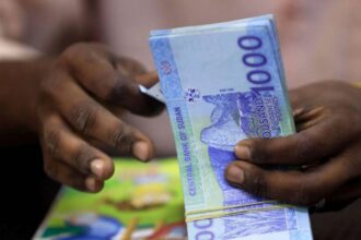 الدولار يتجاوز الـ(4) آلاف مقابل الجنيه السوداني وغرفة المستوردين تحذر
