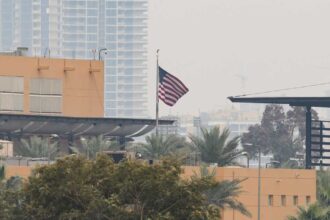 العراق.. السفارة الأميركية تحذر من هجمات وسط بغداد