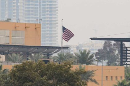 العراق.. السفارة الأميركية تحذر من هجمات وسط بغداد