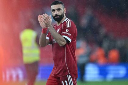 فيديو.. صلاح يودع الجماهير بعد آخر مباراة أوروبية مع ليفربول