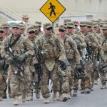 واشنطن تعزز قواتها وتدرس ضربات عسكرية أو عملية برية ضد إيران