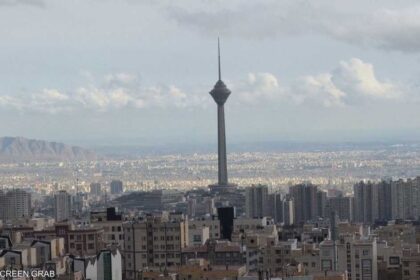 خاصإيران بعد الحصار.. اقتصاد ينزف وشارع على حافة الانفجار