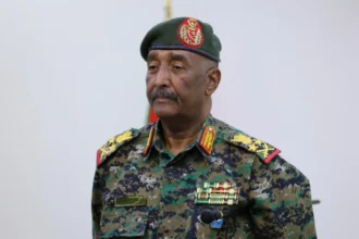 البرهان يصدر قرارات جديدة بإحالات وسط الضباط برتبة اللواء