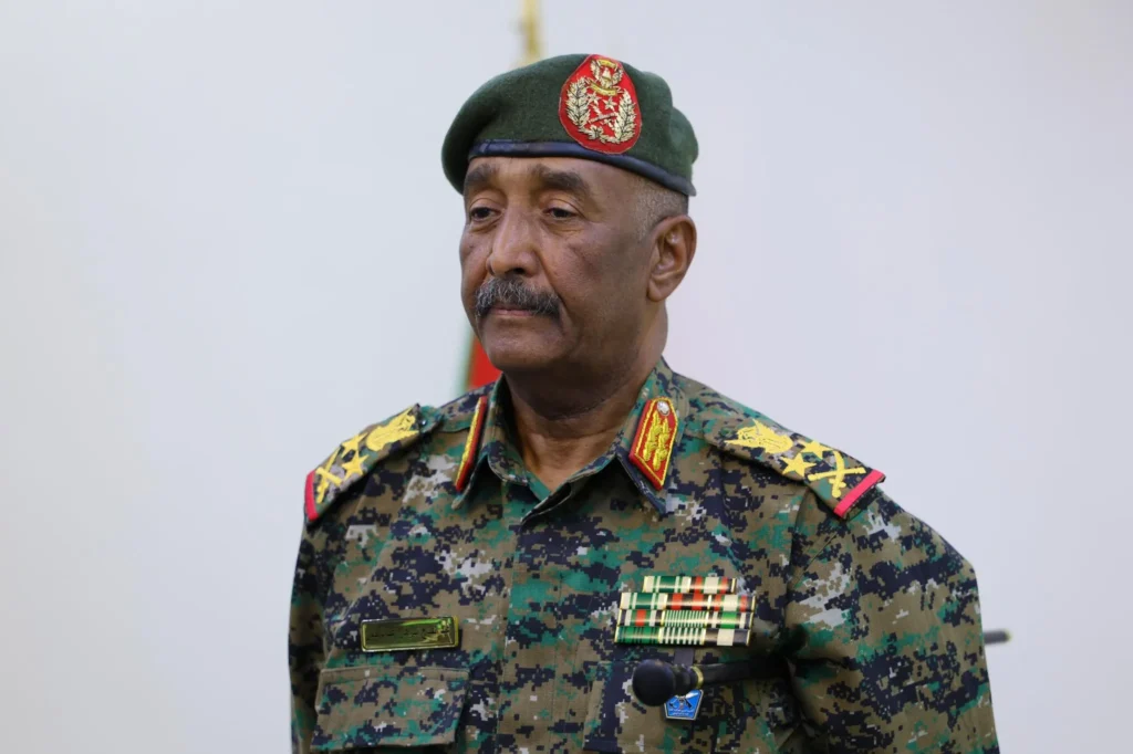 البرهان يصدر قرارات جديدة بإحالات وسط الضباط برتبة اللواء