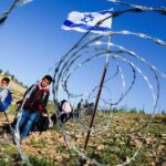 مستوطنون يقطعون طريق أطفال فلسطينيين لمدرستهم بأسلاك شائكة