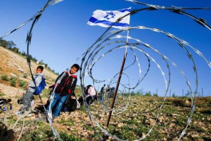 مستوطنون يقطعون طريق أطفال فلسطينيين لمدرستهم بأسلاك شائكة