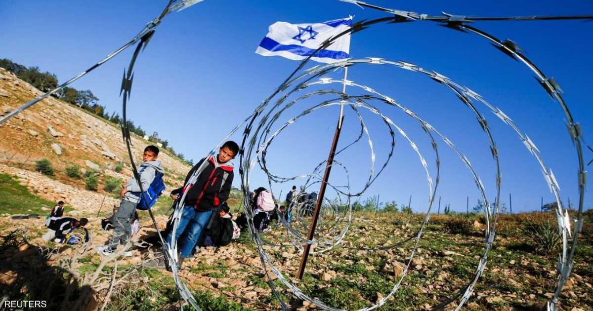 مستوطنون يقطعون طريق أطفال فلسطينيين لمدرستهم بأسلاك شائكة