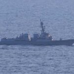 مدمرة أميركية تجبر سفينة تحمل علم إيران على تغيير مسارها