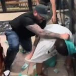 فيديو "مروع" أثار غضبا.. شرطيان أميركيان "يسحلان" رجلا أسود