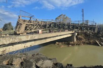 مسؤول: إسرائيل تدمر آخر جسر يربط جنوب لبنان ببقية البلاد