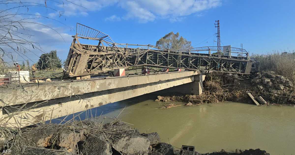 مسؤول: إسرائيل تدمر آخر جسر يربط جنوب لبنان ببقية البلاد