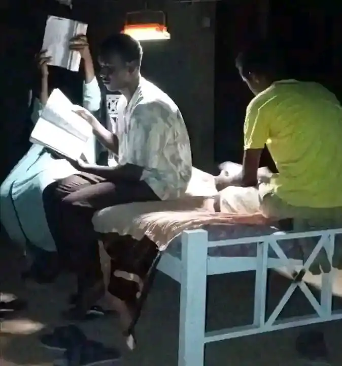 طلاب الشهادة السودانية يعيشون لحظات مأساوية قبل ساعات الورقة الأولى