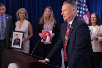 رئيس وكالة الهجرة الأميركية يستقيل من منصبه