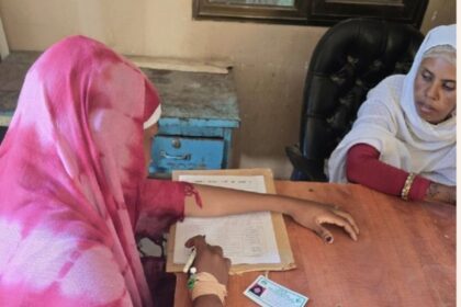 طالبة تجلس لامتحانات الشهادة السودانية من داخل غرفة الولادة