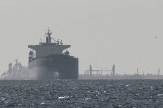 بريطانيا تعلن تعرض ناقلة تجارية لإطلاق نار في مضيق هرمز