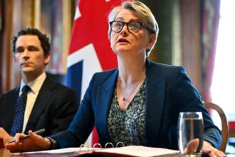 بريطانيا تدعو إلى استئناف كامل لحركة الملاحة عبر مضيق هرمز