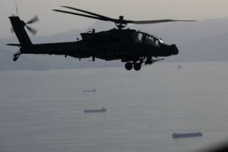 الحصار الأميركي.. مروحيات أباتشي فوق هرمز وإرجاع 23 سفينة