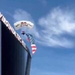 بالفيديو.. عرض يتحول إلى كارثة بارتطام مظلي في شاشة عملاقة