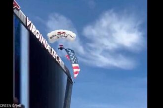 بالفيديو.. عرض يتحول إلى كارثة بارتطام مظلي في شاشة عملاقة