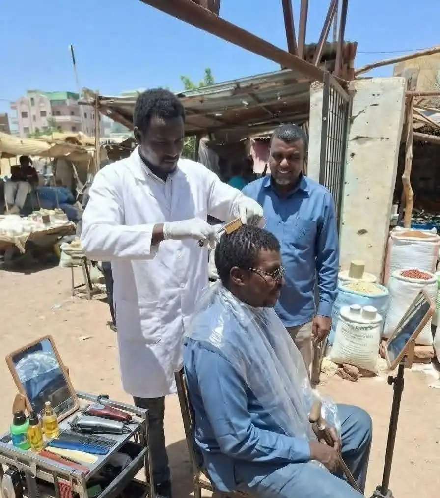 صورة لعضو مجلس السيادة السابق الطاهر حجر تثير الجدل