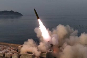 كوريا الشمالية تعلن عن صواريخ "محدثة".. وكيم يشيد بها