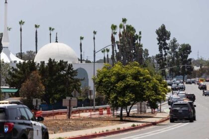 هجوم مسجد سان دييغو يقتل 3 ويثير شبهة جريمة كراهية المتفاقمة في أميركا