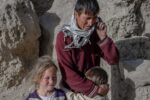 الأزمة الاقتصادية تضغط على الأفغان وترغمهم على بيع أطفالهم لسداد الديون.