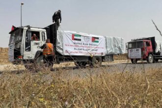 قافلة إغاثة إماراتية تصل غزة بـ600 بلت من كسوة العيد للأطفال