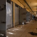 سجان سجن صيدنايا المعتقل ضمن إجراءات أمنية لملاحقة المتورطين في الانتهاكات.