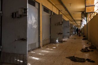 سجان سجن صيدنايا المعتقل ضمن إجراءات أمنية لملاحقة المتورطين في الانتهاكات.