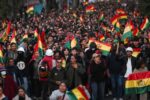 البوليفيون يواصلون الاحتجاجات المطالبة برفع الأجور وتلبية مطالب أساسية وسط أزمة اقتصادية خانقة.