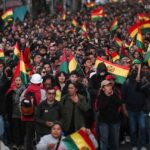 البوليفيون يواصلون الاحتجاجات المطالبة برفع الأجور وتلبية مطالب أساسية وسط أزمة اقتصادية خانقة.