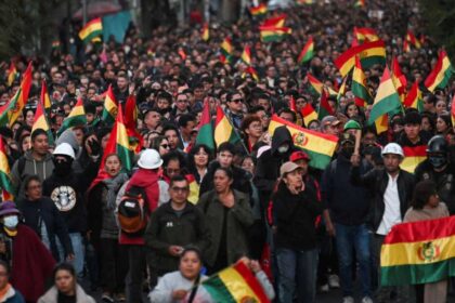 البوليفيون يواصلون الاحتجاجات المطالبة برفع الأجور وتلبية مطالب أساسية وسط أزمة اقتصادية خانقة.