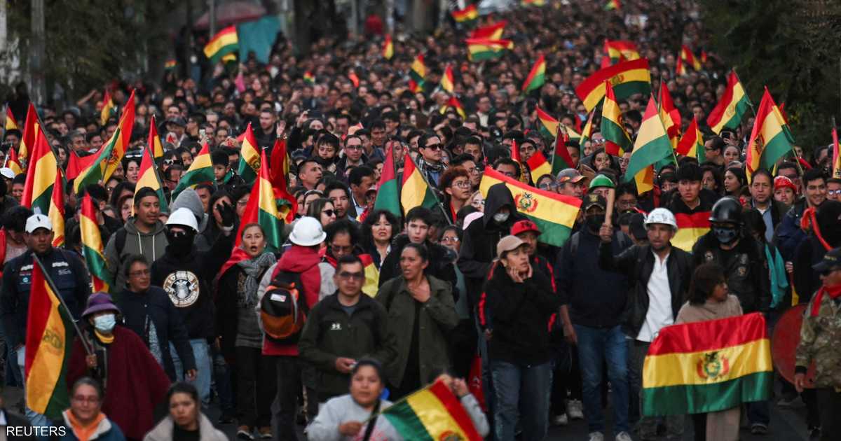 البوليفيون يواصلون الاحتجاجات المطالبة برفع الأجور وتلبية مطالب أساسية وسط أزمة اقتصادية خانقة.
