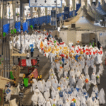 الحجاج يرمون الجمرات الأولى ويخرجون من إحرامهم استعداداً لطواف الإفاضة