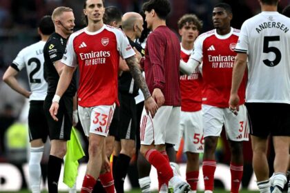 أرسنال يفوز على فولهام بثلاثية في الشوط الأول ويوسع الفارق مع سيتي في الدوري الإنجليزي