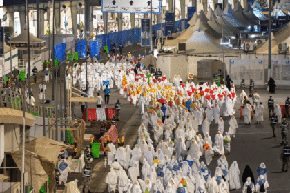 الحجاج يرمون الجمرات الأولى ويخرجون من إحرامهم استعداداً لطواف الإفاضة
