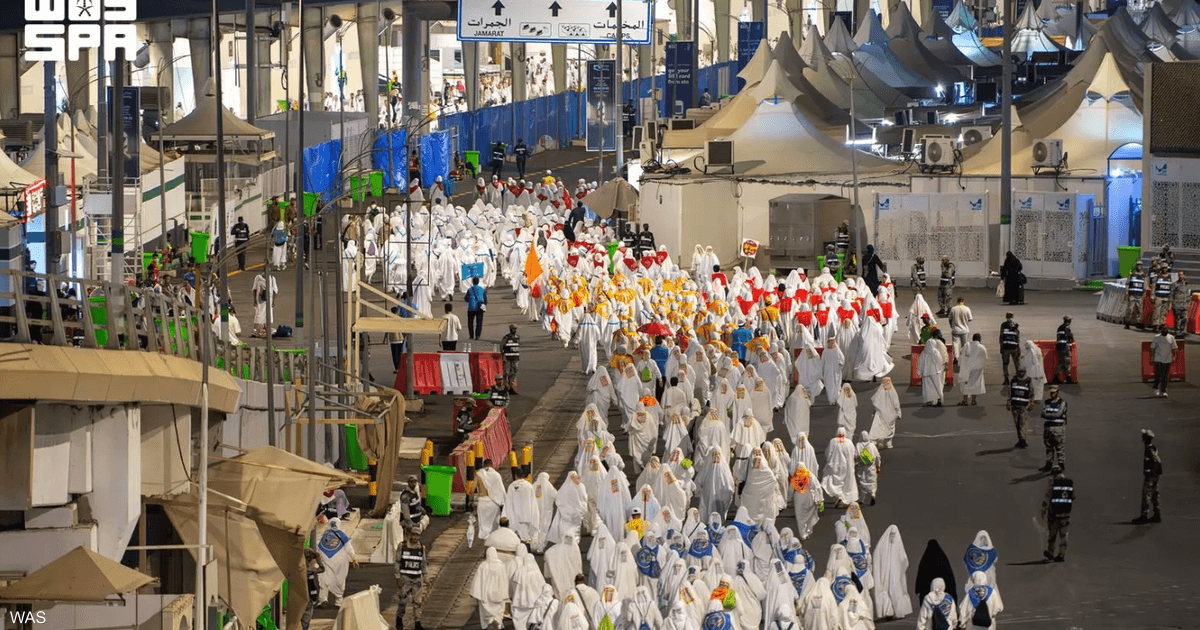 الحجاج يرمون الجمرات الأولى ويخرجون من إحرامهم استعداداً لطواف الإفاضة