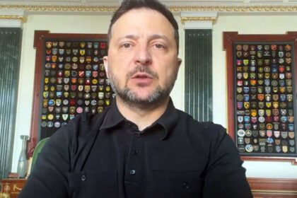 زيلينسكي يحذر من نشاط غير معتاد على الحدود البيلاروسية والأوكرانيون يصدون محاولات روسية للاستيلاء على مدينة شرقية