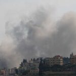الجيش الإسرائيلي يشن عمليات في جنوب لبنان رداً على انتهاكات وقف إطلاق النار ويحذر المدنيين من الخطر.