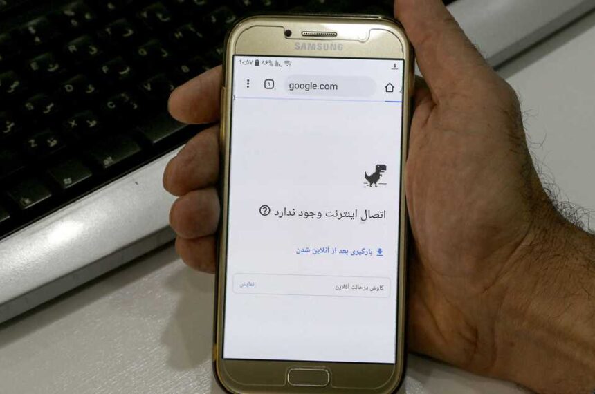 انقطاع الإنترنت في إيران يدخل أسبوعه الثالث عشر ويتسبب في خسائر اقتصادية فادحة للمشروعات الصغيرة