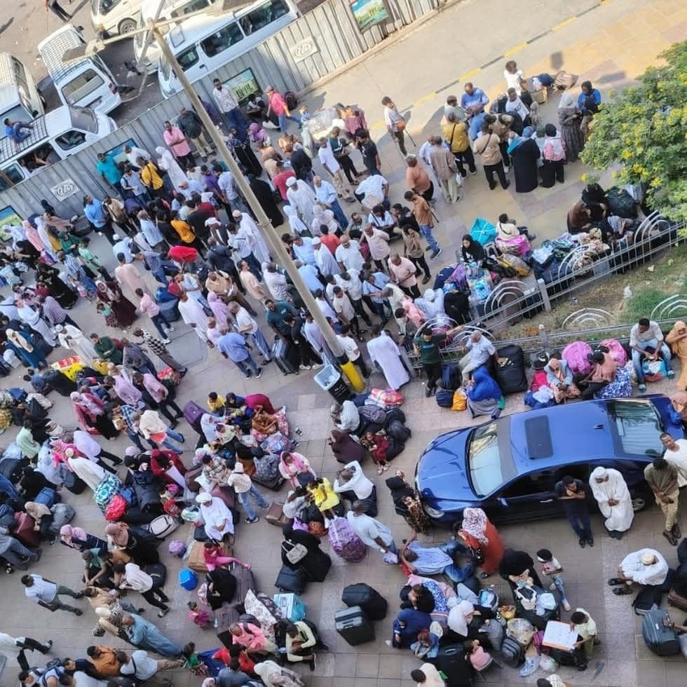 شركة العزيزية تتراجع عن مسافريها السودانيين العائدين من مصر في معبر أرقين.