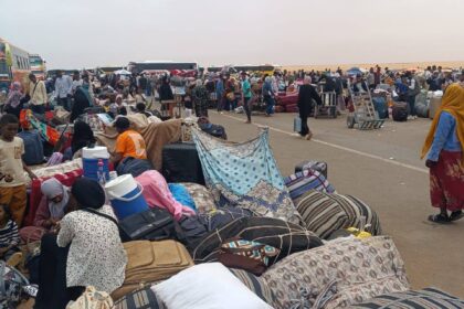 عائدين سودانيين يواجهون كارثة بمعبر أرقين بعد تعثر النقل لثلاثة أيام