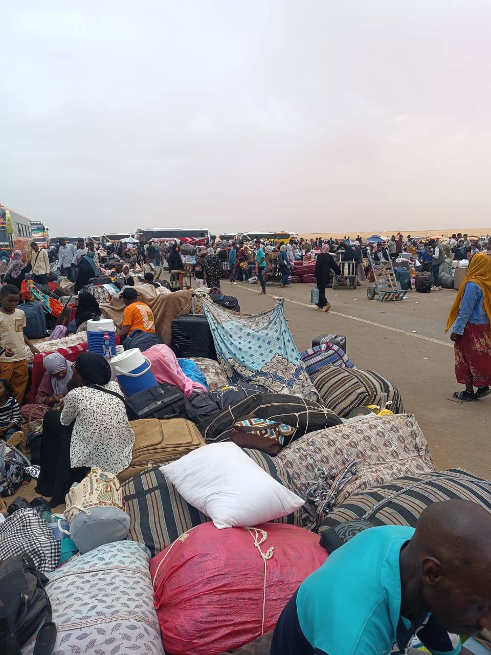 عائدين سودانيين يواجهون كارثة بمعبر أرقين بعد تعثر النقل لثلاثة أيام